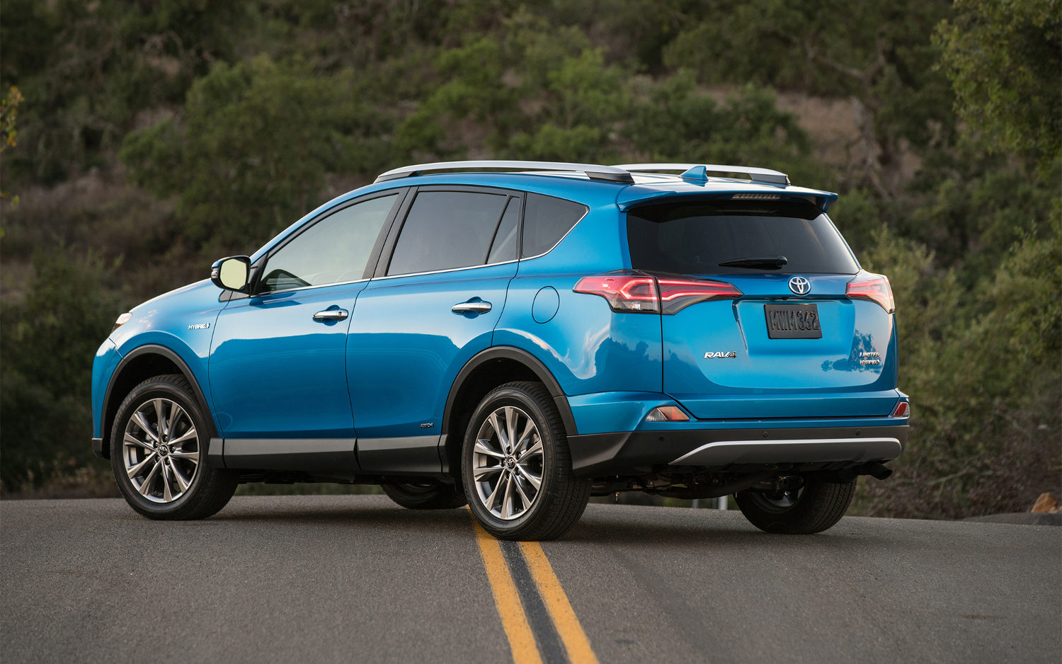 Toyota RAV4 Hybrid XLE 2017 | SUV Drive
